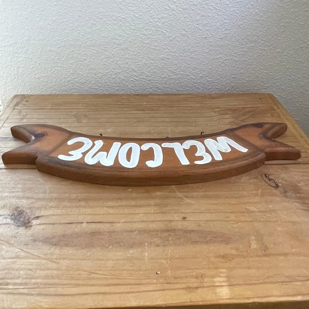 Rustic Wooden Welcome Key Holder | Hand-Painted Vintage Entryway Sign